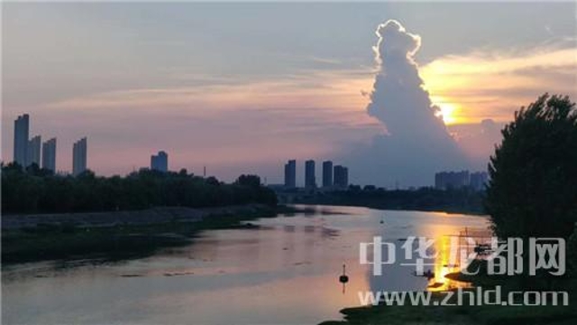 為了這朵云，周口人聚集在大慶路橋上……