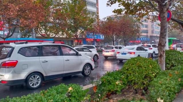 雨中道路擁堵，市民可繞行！